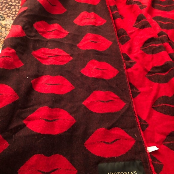 Victoria Secret red & black lip print blanket with fringe great throw - Picture 6 of 14